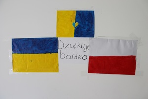 flagi barwy Ukrainy i Polski, pomiędzy flagami napis o treści Dziękuję bardzo