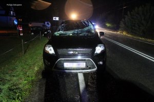 ford z rozbitą szybą