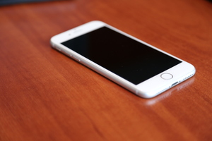 telefon komórkowy leżący na stoliku