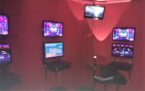 maszyny do gier wewnątrz salonu