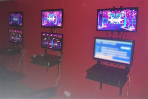 wnętrze salonu gier czerwone sciany kilka maszyn do gier