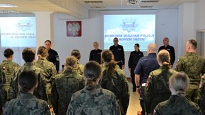 Komendant, Naczelnik, policjanci oraz uczniowie z nauczycielem