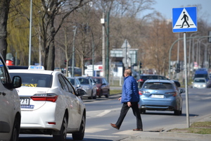 Wchodzący na przejście dla pieszych mężczyzna