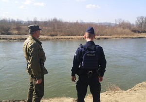 brzeg rzeki, wspólny patrol Policji i Państwowej Straży Rybackiej - na zdjęciu strażnik i policjant