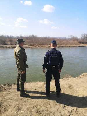 brzeg rzeki, wspólny patrol Policji i Państwowej Straży Rybackiej