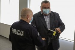 nadinspektor w stanie spoczynku dr Krzysztof Pobuta podczas przekazania zakupionego sprzętu Zastępcy Komendanta Wojewódzkiego Policji insp. Rafałowi Leśniakowi