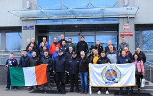 pamiątkowa fotografia przed budynkiem komendy Policji w Nowym Sączu