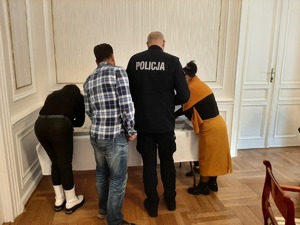 Policjanct prowadzący szkolenie dla Romów w Małpolskim Urzędzie Wojewódzkiem...