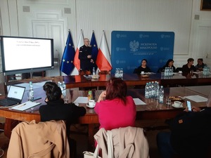 Policjanct prowadzący szkolenie dla Romów w Małpolskim Urzędzie Wojewódzkiem...