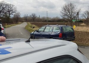 Zatrzymany renault po pościgu