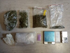 Porcje narkotyków i kieszonkowa waga