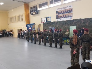 Musztra w wykonaniu uczniów szkoły w Gromniku klasy wojskowej i policyjnej