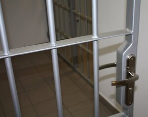 okratowane wejście do celi