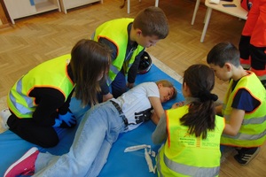 Drużyna młodszych uczestników reprezentująca SP nr 2 podczas konkurencji udzielania pierwszej pomocy osobie poszkodowanej