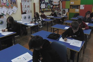 Na zdjęciu uczestnicy konkursu podczas pisania testu