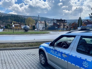 oznakowany radiowóz na myślenickim Zarabiu