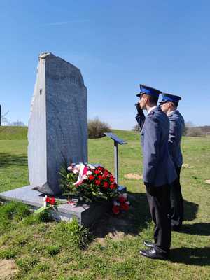 Policjanci salutują przed pomnikiem w Płaszowie