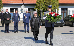 Składanie kwiatów przed pomnikiem