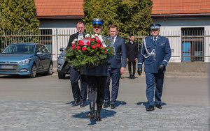 Składanie kwiatów przed pomnikiem- Komendant, Kapelan, Wojewoda