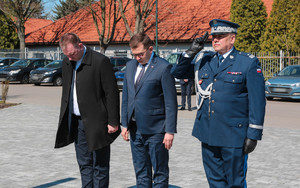 Komendant, Kapelan, Wojewoda przy pomniku. Komendant salutuje