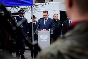 Wojewoda Małopolski podczas przemówienia, za nim Komendant Wojewódzki Policji w Krakowie i zaproszeni goście