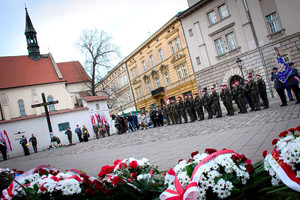 Dzień pamięci ofiar zbrodni Katyńskiej - poczet sztandarowy Policji, obok żołnierze, krzyż katyński i warta honorowa