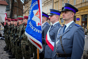 Dzień pamięci ofiar zbrodni Katyńskiej - poczet sztandarowy Policji, żołnierze, harcerze