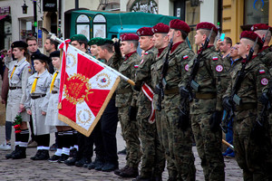 Dzień pamięci ofiar zbrodni Katyńskiej - sztandar - żołnierze i harcerze