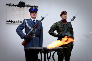Dzień pamięci ofiar zbrodni Katyńskiej - warta honorowa przy zniczu