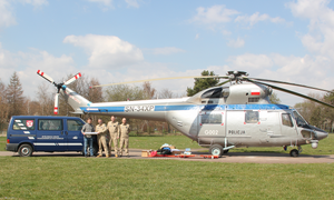 lotnicy przekazują dary kierowcy z myślenickiej grupy ratowniczo poszukiwawczej