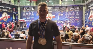 policjant z dwoma złotymi medalami