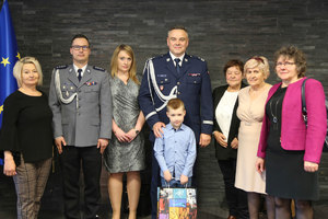 zdjęcie grupowe komendanta wojewódzkiego Policji w Krakowie z zaproszonymi gośćmi