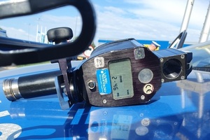 miernik prędkości leżący na masce radiowozu