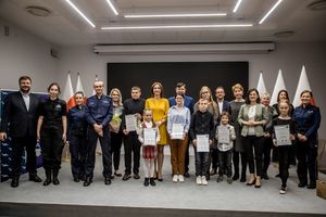 Wspólne zdjęcie jury ze wszystkimi nagrodzonymi i wyróżnionymi w konkursie