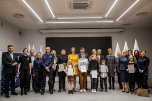 zdjęcie grupowe za nagrodzonymi