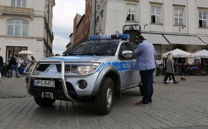 Radiowóz pickup i mężczyzna w maseczce przy nim