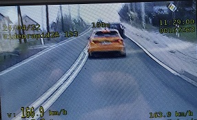 zdjęcie samochodu przekraczającego prędkość