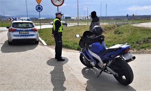 policjant drogówki rozmawia z kierującym motocyklem