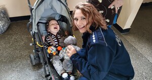 policjantka przy dziecku w wózku