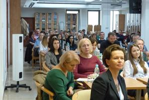Zasiadający w sali wykładowej Sądu Okręgowego w Krakowie uczestnicy konferencji.
