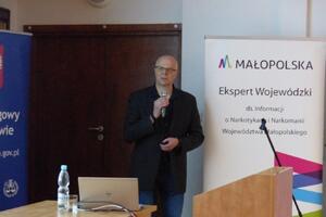 Przemawiający prelegent – podinsp. Wojciech Chechelski z Wydziału Prewencji Komendy Wojewódzkiej Policji w Krakowie.