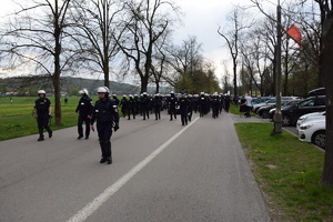 Oddział policjantów przechodzi wzdłuż Błoń