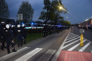 Policjanci strzegą bezpieczeństwa w rejonie stadionu