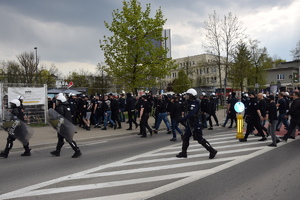 Policjanci wprowadzają kibiców na stadion