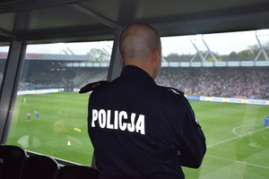 Policjant obserwujący przebieg meczu