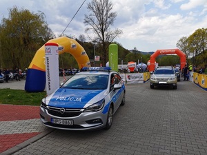 oznakowany radiowóz w tle meta wyścigu