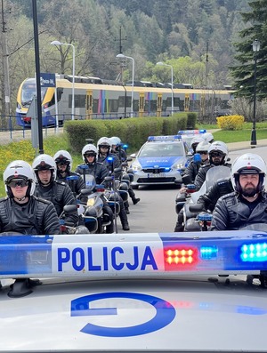 policjanci na motocyklach jadą na zabezpieczenie rajdu