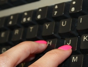 dłonie na klawiaturze komputera