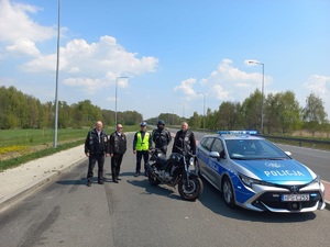 grupa motocyklowa wraz z policją na obwodnicy miasta