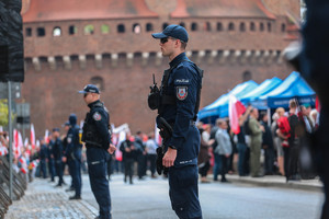 Policjanci ustawieni w odstępach na placu Matejki